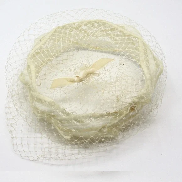 Vintage 1950s 3" High Ivory Mesh Ring Pillbox Hat w Ribbons and Veil - Hey Viv - Picture 5 of 6
